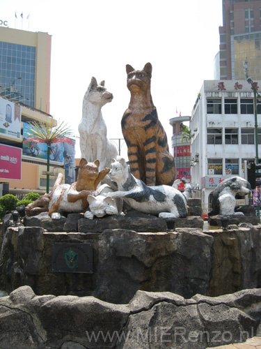 20120923104112 (Mier) - Kuching - Het kattenbeeld