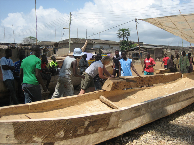 20091117110734 Ghana S - Helpen opd e scheepswerf van Komenda