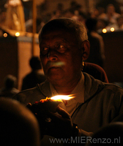 20130305185343 Mier - Varanasi - Aarti ritueel