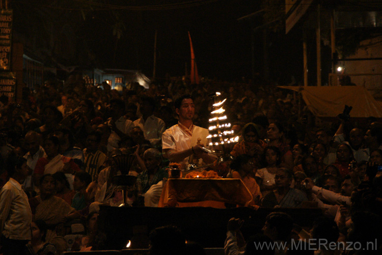 20130305190031 Mier - Varanasi - Aarti ritueel