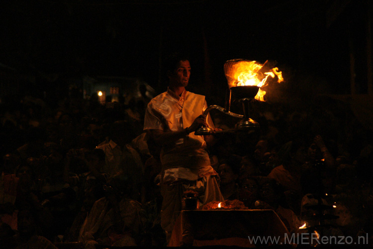 20130305190804 Mier - Varanasi - Aarti ritueel