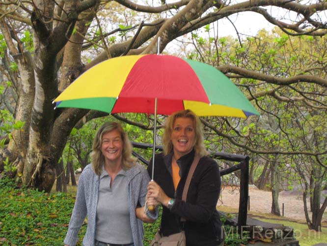 20070930 A (25a) P&M Kiepersol - Sanneke en Miranneke onder moeders paraplu!