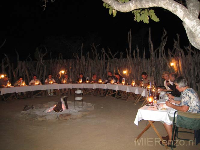 20071003 D (42) Sabi Sand - Nkorho Bush Lodge - eten in de boma