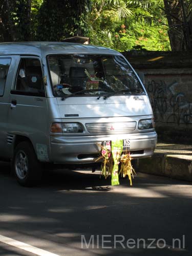 20070429 sunda (01) Bali - Offerdag voor de auto