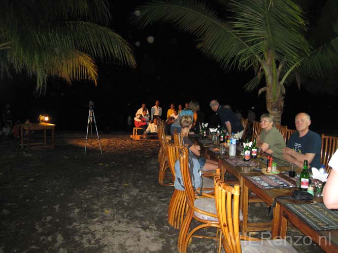 20070430 sunda C (86) Flores - Eten op het strand met muziek erbij