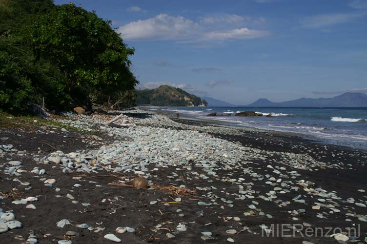 20070502 sunda C (01)  Flores - Het blauwe strand