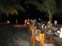 20070430 sunda C (86) Flores - Eten op het strand met muziek erbij