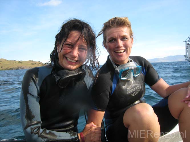 20070508 sunda C (45) Boottocht - Duiken - Mier en haar buddy en instructrice Christa