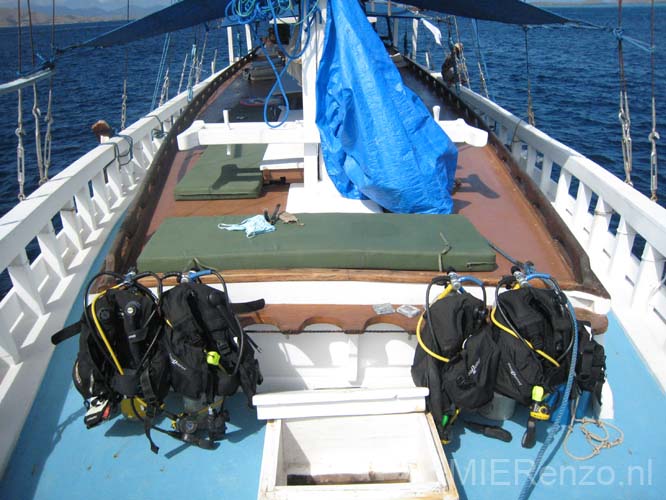 20070509 sunda A (07) Boottocht - de duikvesten staan al weer klaar!