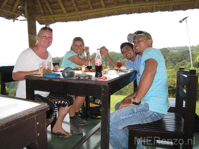 20070514 sunda C (12) Lombok - Dagje rondrijden - lunch