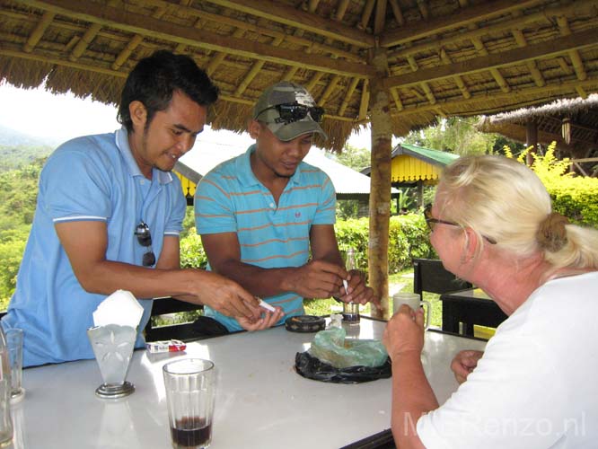 20070514 sunda C (16) Lombok - Dagje rondrijden - de mannen helpen Annelou met de Lombok Marlboro