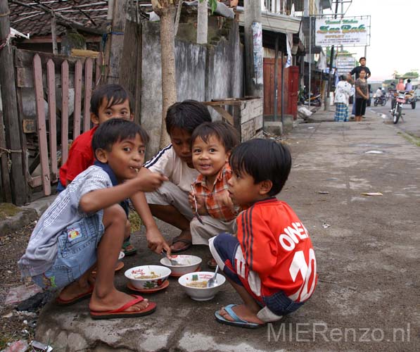 20070514 sunda C (63) Lombok - Dagje rondrijden - eten op straat