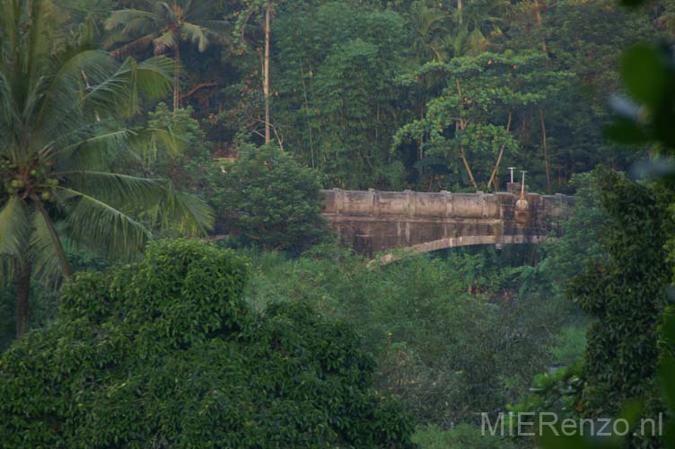 20070514 sunda D (12) Lombok - Dagje rondrijden - Balinese tempel - aquaduct door Hollanders gebouwd