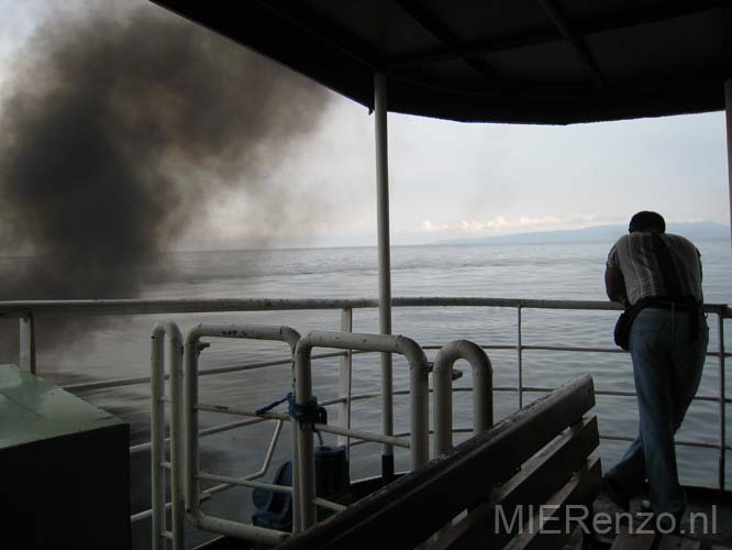 20070516 sunda (19) Veerboot naar Bali - Vast niet  goed voor het milieu