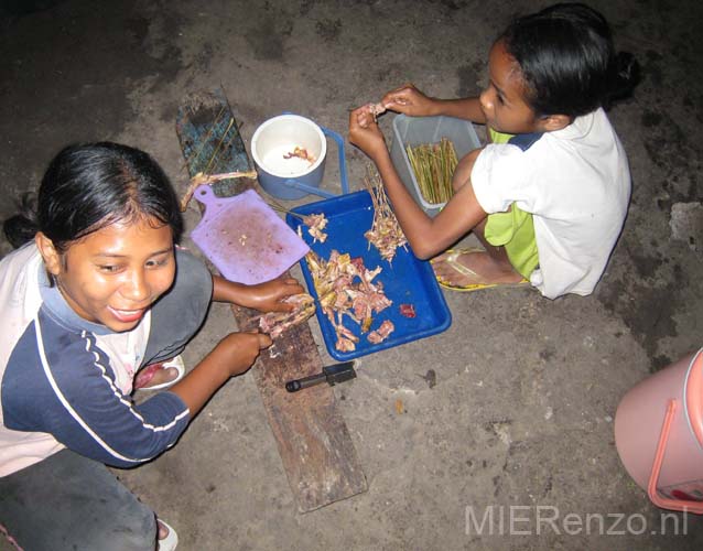 20070503 sunda B (36)      Flores - Riung - Onze eetgelegenheid voor deze avond (zelf uitgekozen) - ik pas voor de saté
