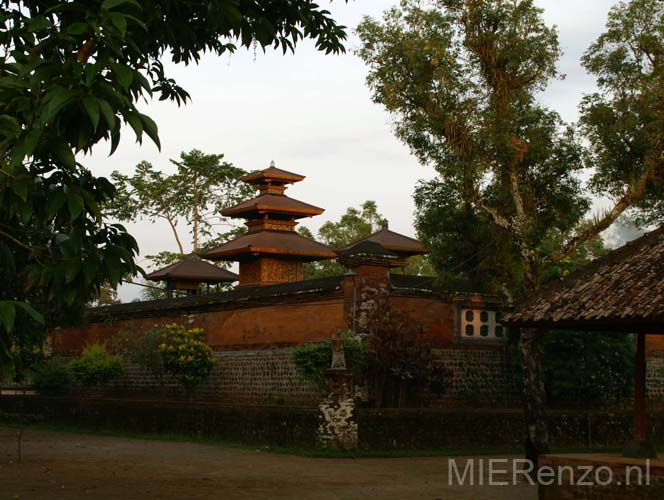 20070514 sunda D (20) Lombok - Dagje rondrijden - Balinese tempel