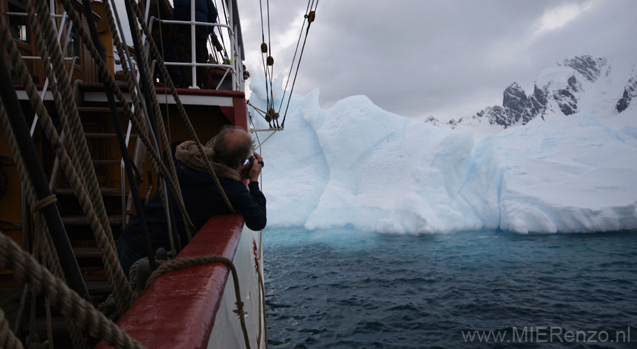 20081222 A (02) bijna een ijsberg tegen de boot