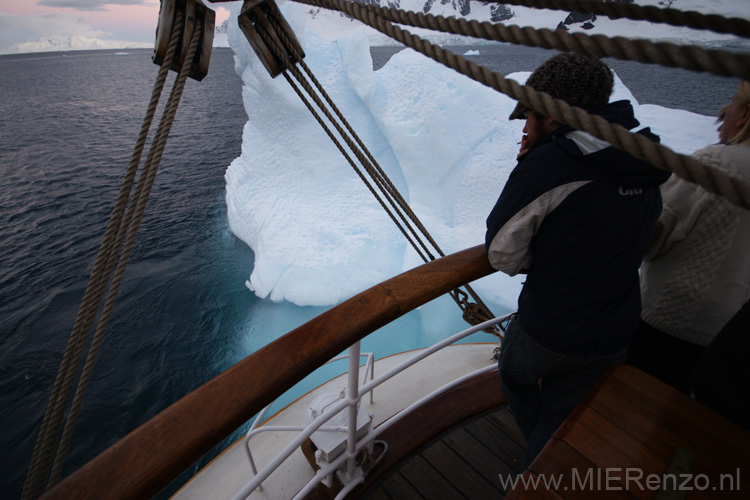 20081222 A (05a) bijna een ijsberg tegen de boot