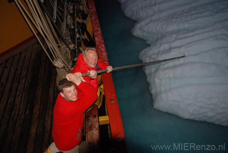 20081222 A (05b) (Kommer) bijna een ijsberg tegen de boot