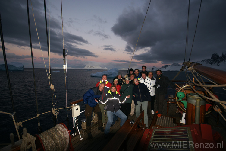 20081222 A (17) groepsfoto aan het einde van de langste dag