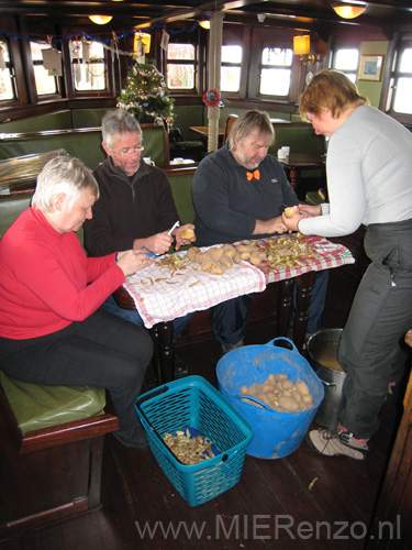 20081225 A (00) Piepers schillen voor het kerstdinner