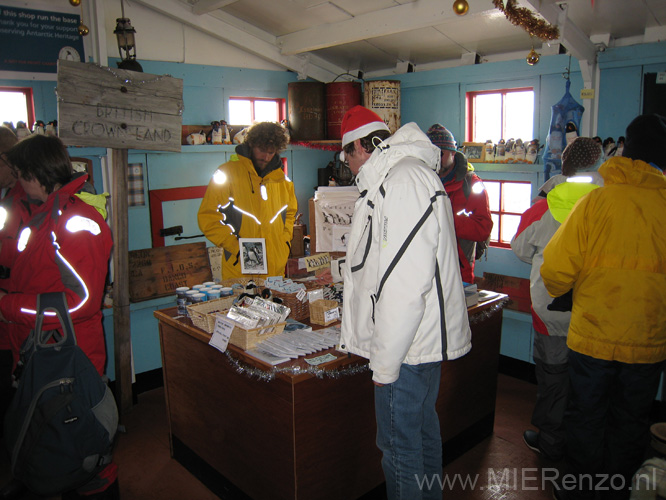 20081225 A (18) Port Lockroy - shoppen