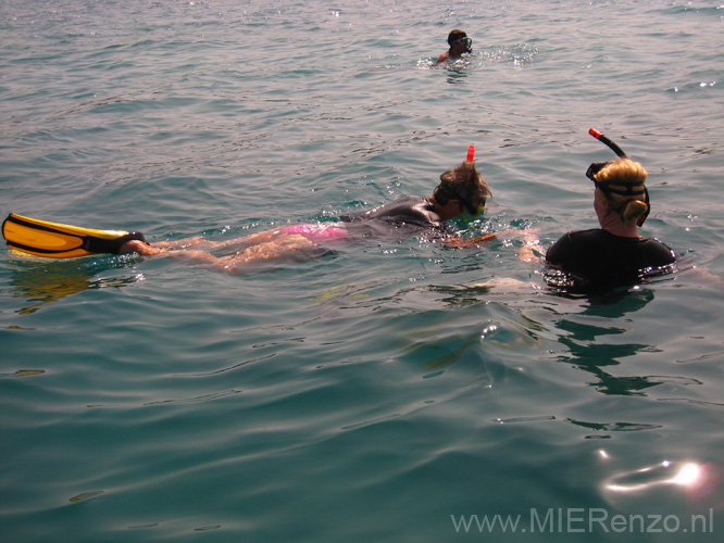 20100204101446 TanZanM - Zanzibar - Nungwi - Ma snorkelt voor het eerst!
