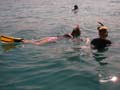 20100204101446 TanZanM - Zanzibar - Nungwi - Ma snorkelt voor het eerst!