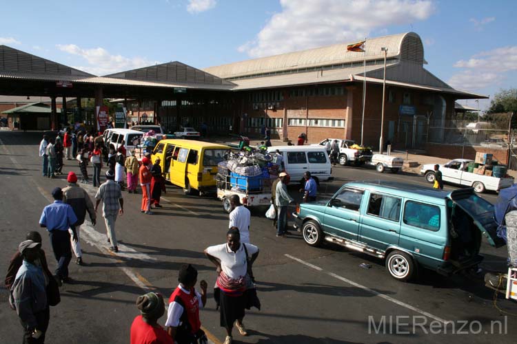 20060905 A (00a) foto van AO -  grens van Z-Afrika naar Zimbabwe (Beitbridge)