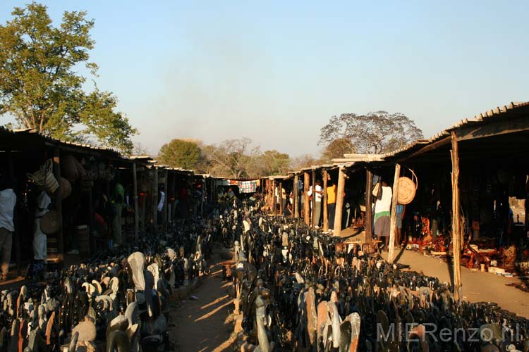 20060908 C (46) foto door  PL - - Zimbabwe - Vic Falls -markt