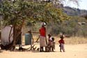20060906 A (67) - Zimbabwe - Matopos NP - bezoek dorpje
