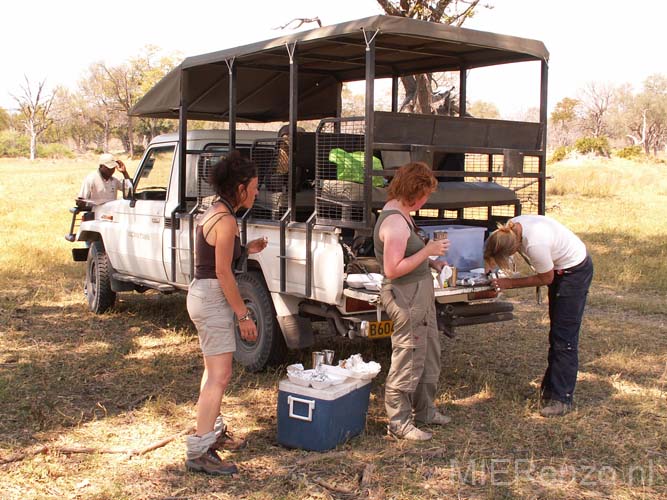 20060912 B (88) foto door M&G - Botswana - Moremi NP - lunch