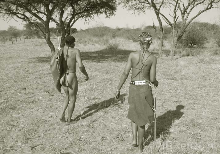20060913 A (13) Namibië - Buitenpos - wandeling met bosjesman en vrouw