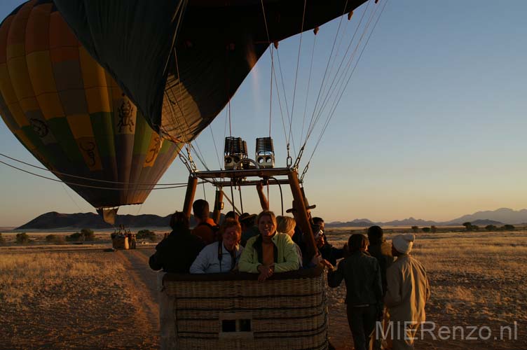 20060922 A (06) Namibië - Sesriem - ballonvaart!