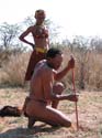 20060913 A (01) Namibië - Buitenpos - wandeling met bosjesman en vrouw