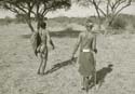 20060913 A (13) Namibië - Buitenpos - wandeling met bosjesman en vrouw