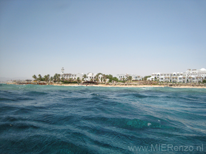 20100519121626  Egypte - Ons hotel vanuit het water