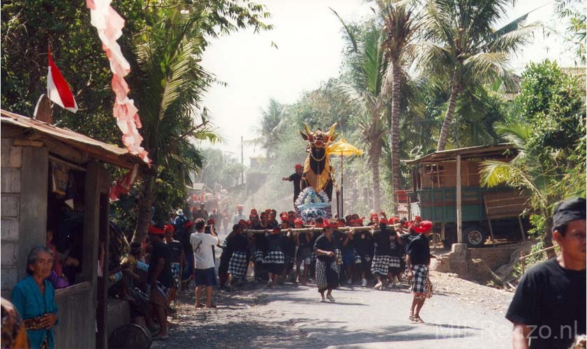 95 Indonesië A (91) Bali - crematie - begin van de stoet