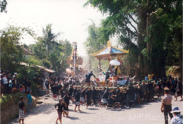 95 Indonesië A (95) Bali - crematie - rondjes draaien om de boze geesten te verwarren