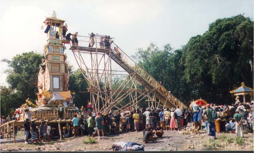 95 Indonesië B (00)  Bali - crematie - lijk en geestelijken komen uit toren