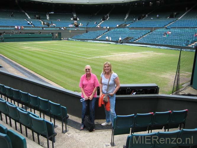 2008-07 Wimbledon (03) Annelou en ik in het Centre Court