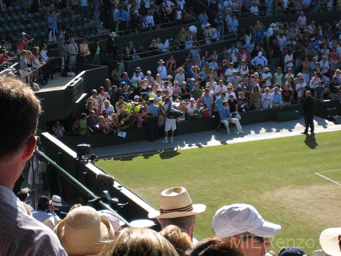 2008-07 Wimbledon (12) Nadal deelt handtekeningen uit