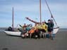 28 DSC00341 groepsfoto bij en drooggevallen boot