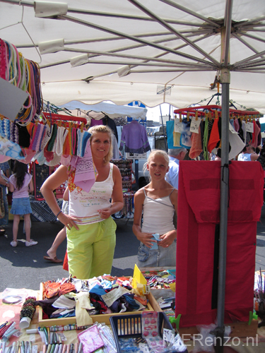 alles G (87) Sara koopt een haarband op de markt