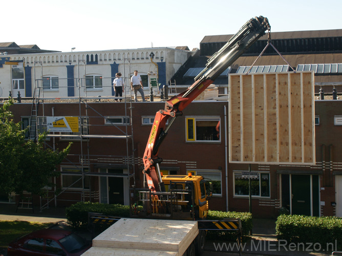 20090623 (38) De panelen worden op het dak gehesen