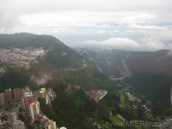 20080427 A (11) Heenvlucht - spectaculaire landing op Quito