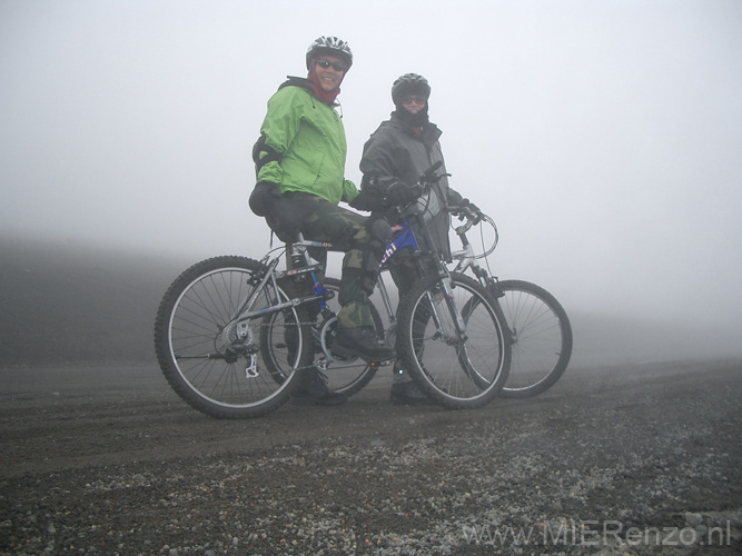 20080505 A (45c) (Suus)  Chimborazo - Suus en Mier in de mist