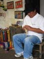 20080516 A (15) Otavalo - pamfluitenmakerij