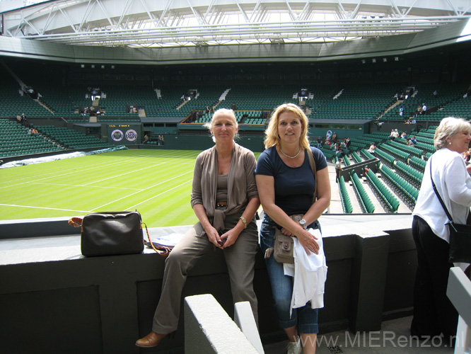 20090622 (06) Wimbledon - Annelou en ik op het Center Court