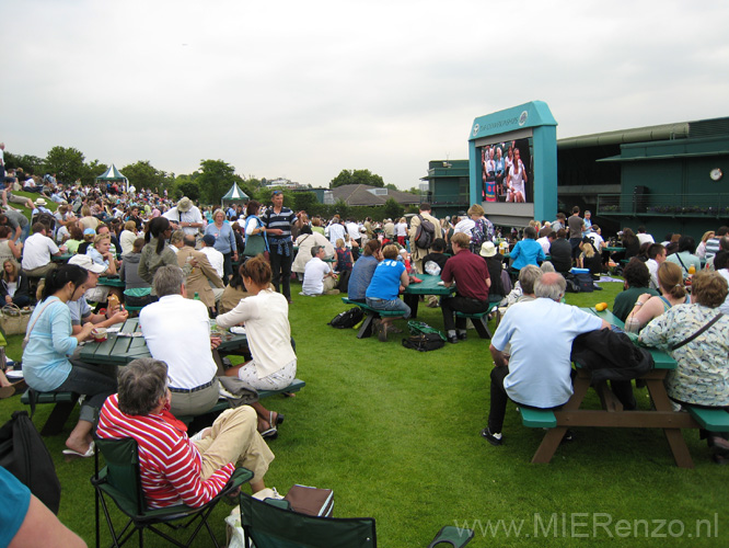 20090622 (36) Wimbledon - Henman Hill cq Murray Mountain